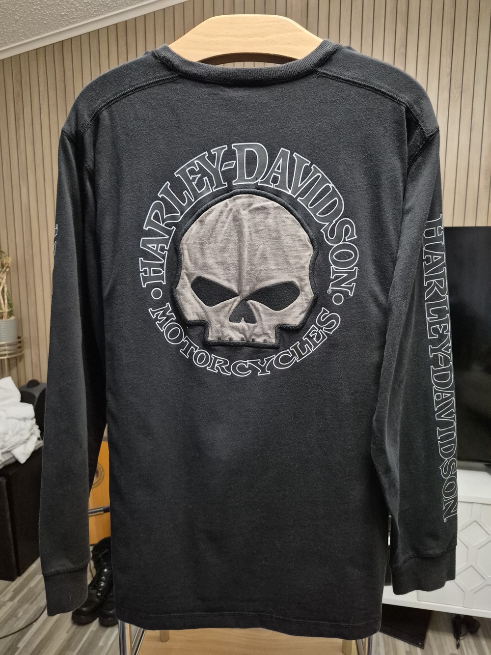 Harley-Davidson Black Long Sleeve Shirt with Gray Skull Graphic